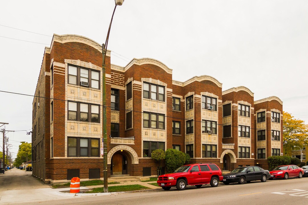 Central Pine in Chicago, IL - Building Photo