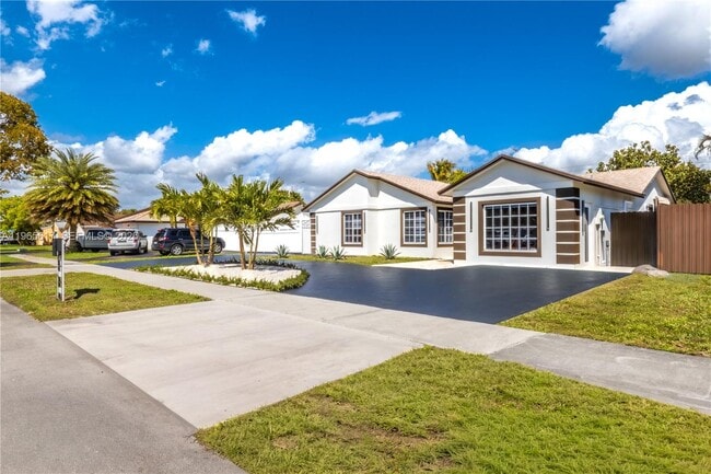 19541 NW 57th Ct in Hialeah, FL - Building Photo - Building Photo