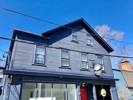 99 Spring St in Newport, RI - Building Photo