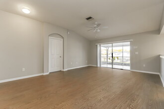 29429 Crossland Dr in Zephyrhills, FL - Foto de edificio - Building Photo