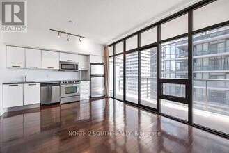 33 Charles St E in Toronto, ON - Building Photo - Building Photo