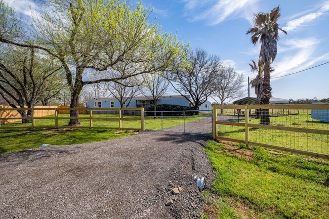 108 Patti Cove S in Bastrop, TX - Building Photo - Building Photo
