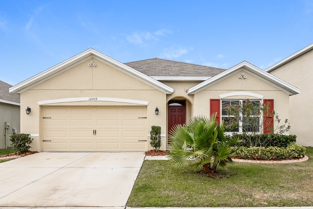 12009 Gillingham Harbor Ln in Gibsonton, FL - Building Photo