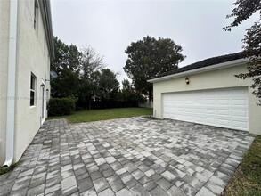 16940 SW 91st Ln Cir in Miami, FL - Building Photo - Building Photo