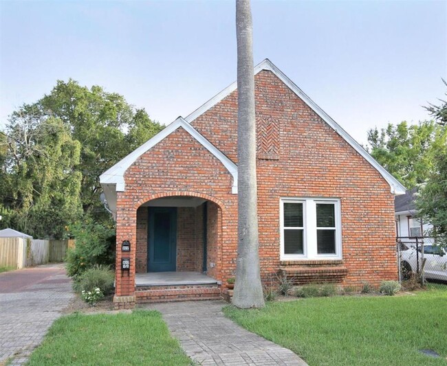 822 Booth St