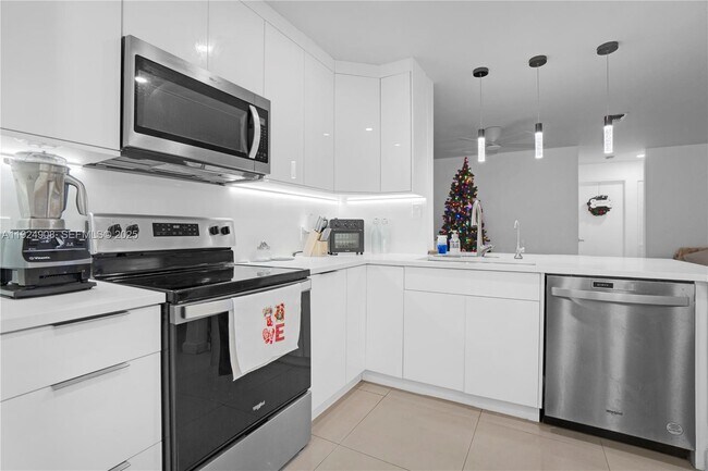 11211 W Atlantic Blvd in Coral Springs, FL - Foto de edificio - Building Photo