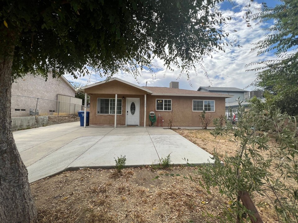 2203 Miller St-Unit -B in Bakersfield, CA - Building Photo