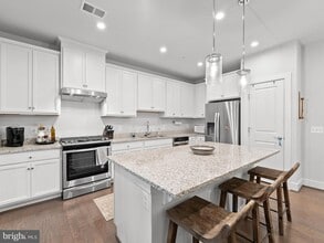 2324 Wind Charm St, Unit 103 in Herndon, VA - Building Photo - Building Photo