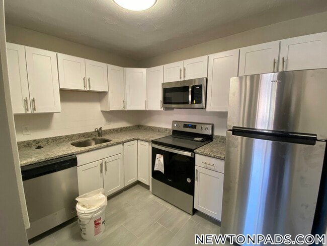 290 Grove St in Newton, MA - Building Photo - Building Photo