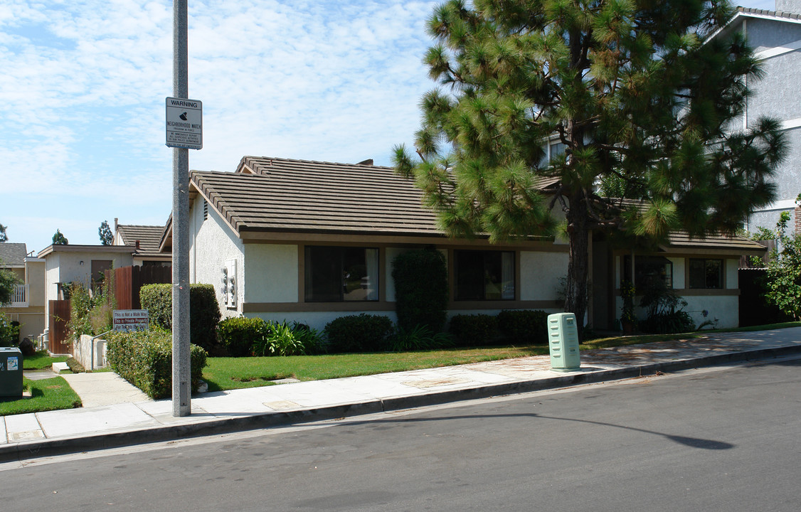 5166 Dunbar Ave in Huntington Beach, CA - Foto de edificio