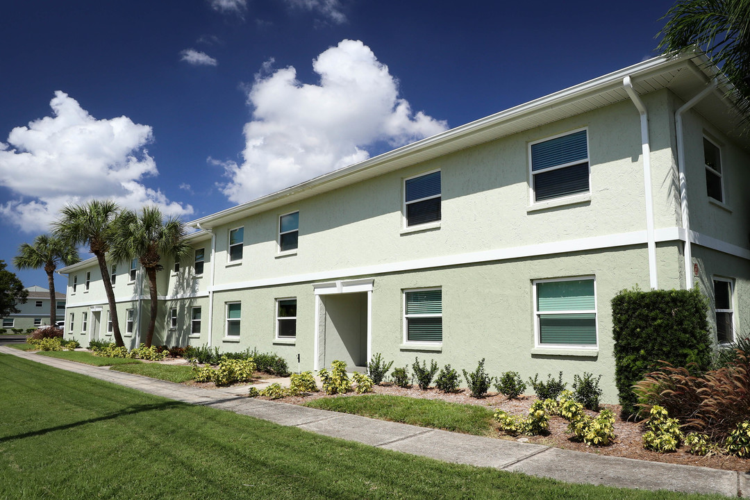 Ridgeview in Seminole, FL - Building Photo