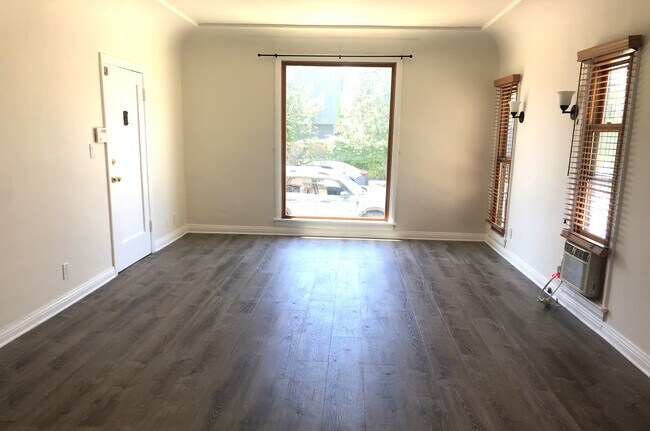 7009 Willoughby Ave in Los Angeles, CA - Building Photo - Building Photo