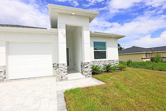 929 Eisenhower Blvd in Lehigh Acres, FL - Building Photo - Building Photo