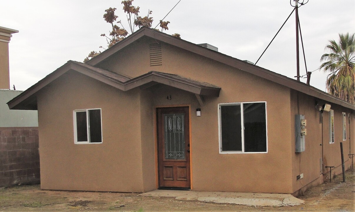 School Property in Porterville, CA - Foto de edificio