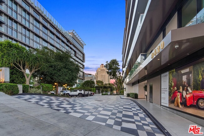 8420 W Sunset Blvd in West Hollywood, CA - Building Photo - Building Photo