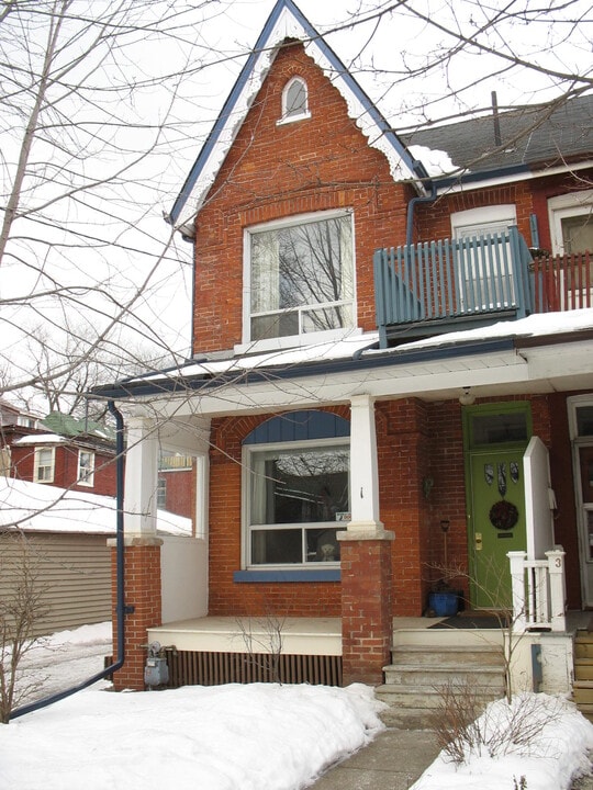 1 Garden Av in Toronto, ON - Building Photo
