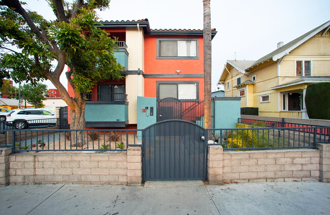 Locust Avenue Apartments in Long Beach, CA - Foto de edificio - Building Photo