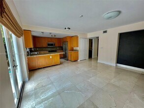 10672 SW 77th Ave in Miami, FL - Building Photo - Building Photo