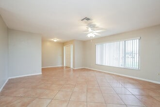 349 Bay Meadows Dr in Naples, FL - Building Photo - Building Photo