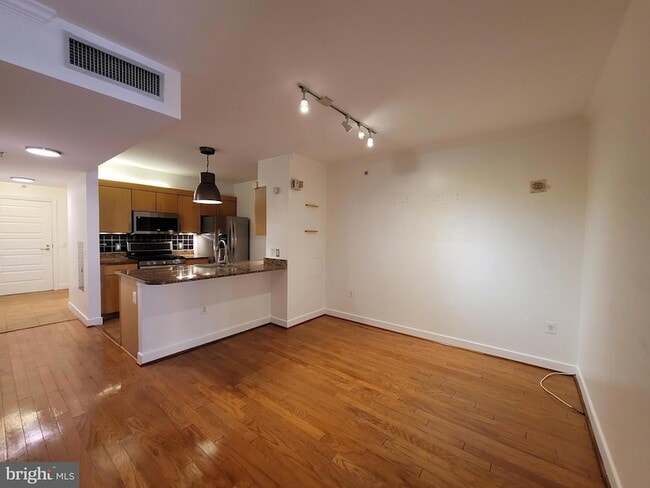 616 E St NW, Unit 1007 in Washington, DC - Foto de edificio - Building Photo