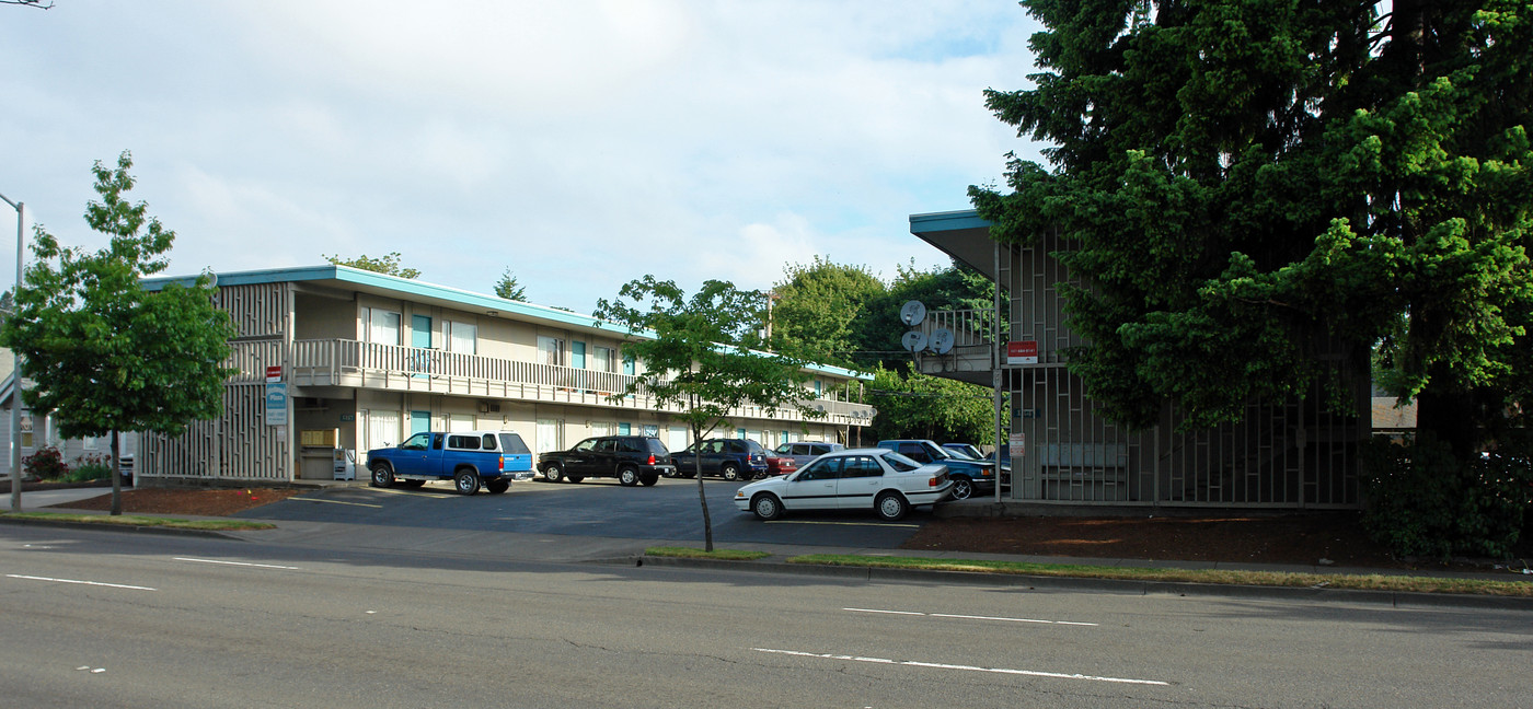 Westwood Plaza Apartments in Eugene, OR - Building Photo