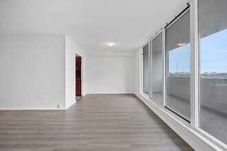 100 Prudential Dr in Toronto, ON - Building Photo - Building Photo