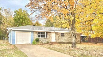 2400 Dogwood Pl in Springdale, AR - Building Photo