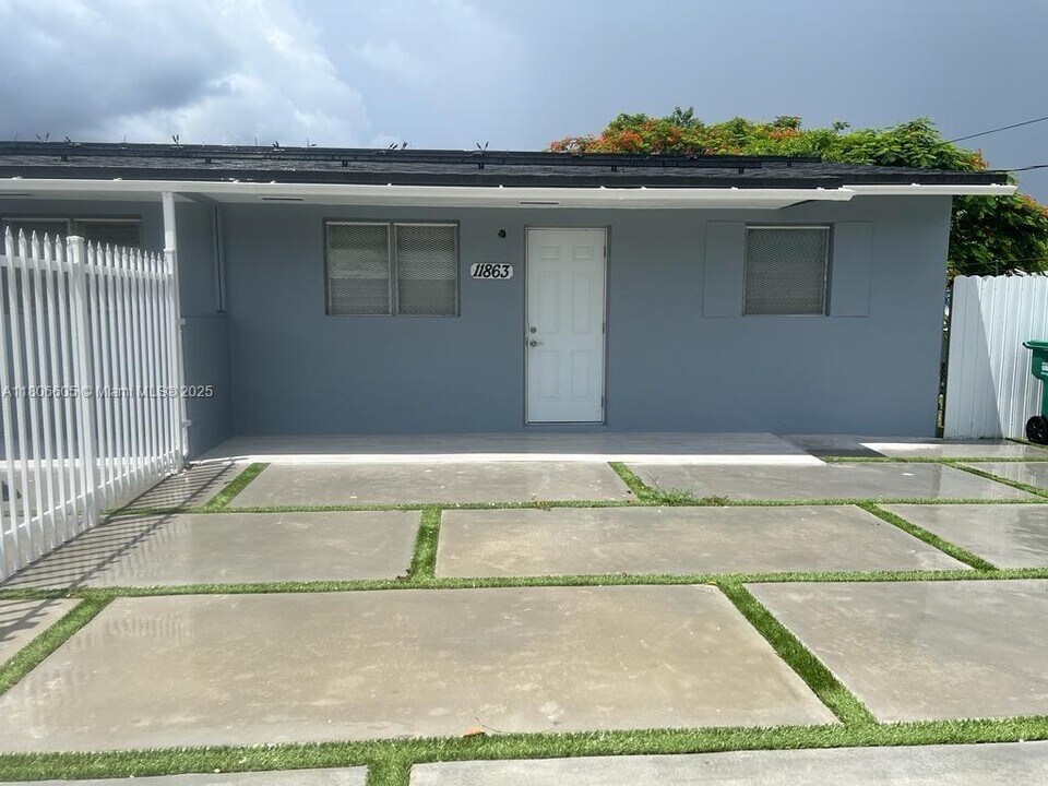11863 SW 213th St in Miami, FL - Building Photo