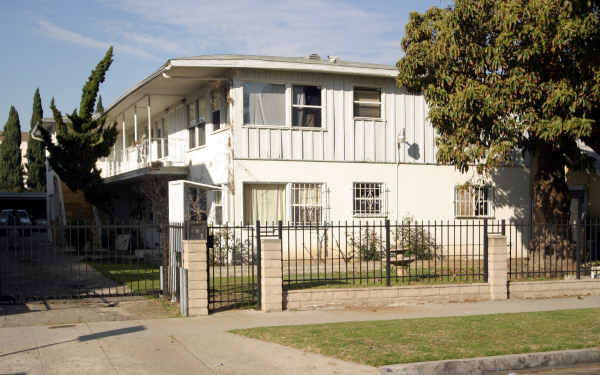 125 N Cedar Ave in Inglewood, CA - Building Photo