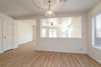 7401 S 30th Ave in Phoenix, AZ - Foto de edificio - Building Photo