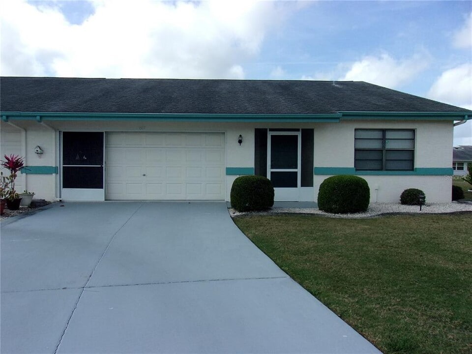 402 La Jolla Ave in Sun City Center, FL - Building Photo