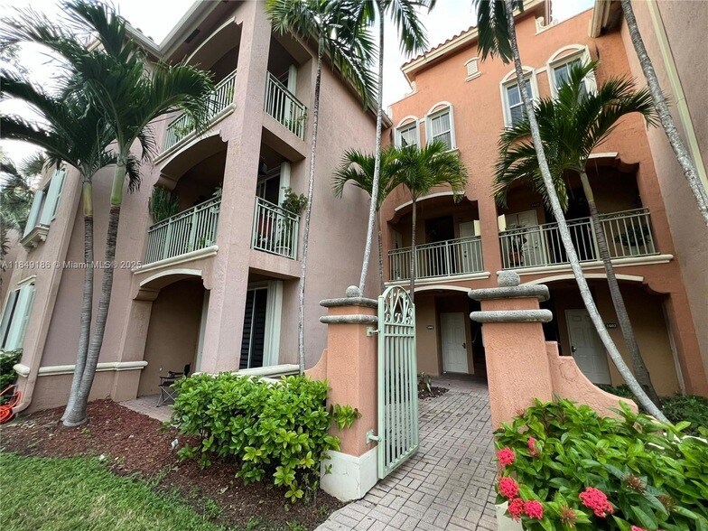 6520 NW 114th Ave, Unit 1621 in Doral, FL - Building Photo