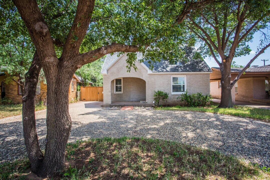 2431 20th St in Lubbock, TX - Building Photo
