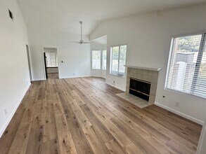 22930 Banyan Pl in Santa Clarita, CA - Foto de edificio - Building Photo