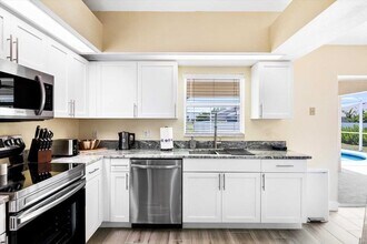 2122 SW 25th St in Cape Coral, FL - Foto de edificio - Building Photo