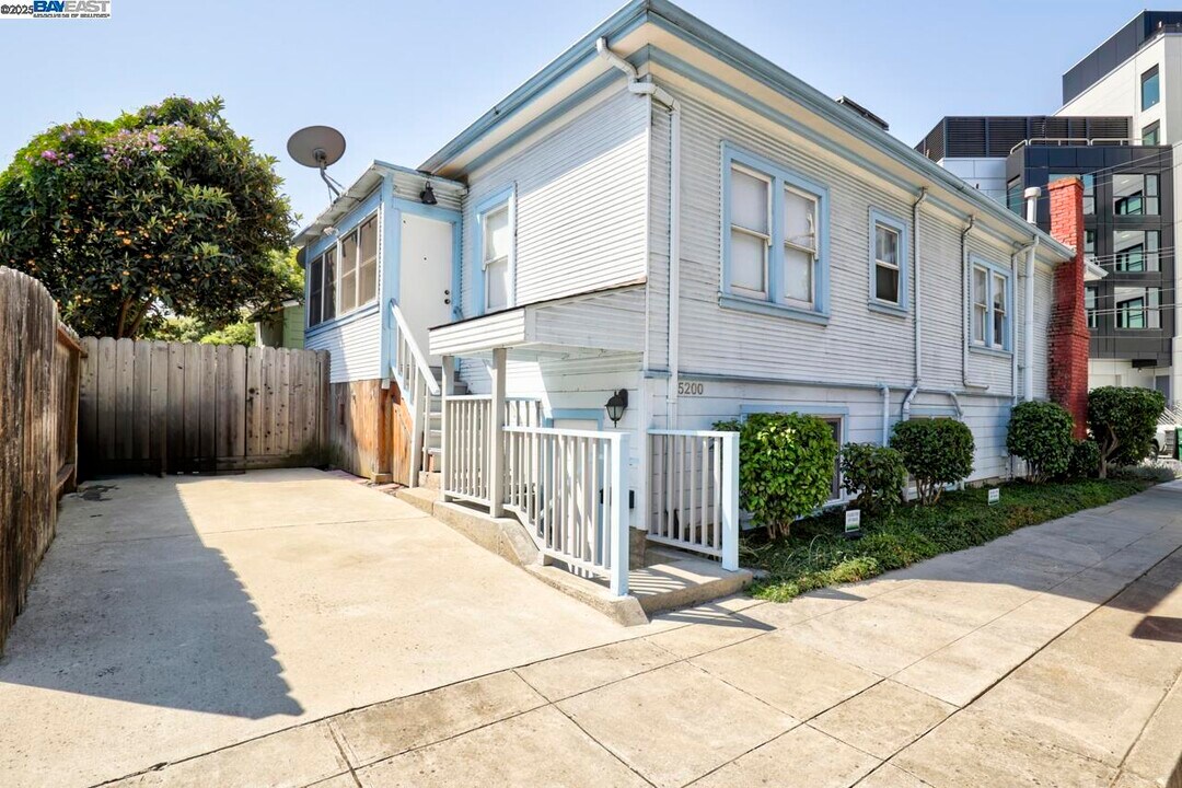 5200 Redondo Ave in Oakland, CA - Building Photo