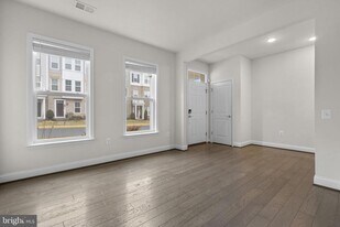 17357 Redshank Rd in Dumfries, VA - Building Photo