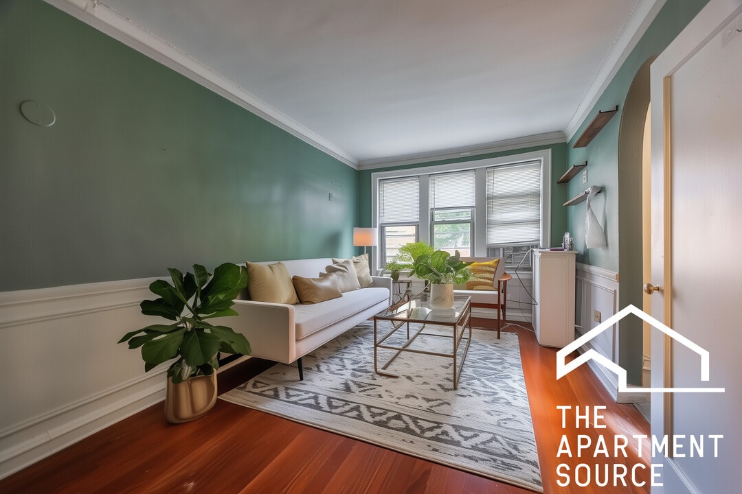 544 W Surf St, Unit E1 in Chicago, IL - Building Photo