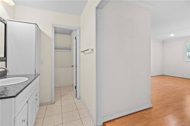 18123 Delano St in Los Angeles, CA - Building Photo - Building Photo