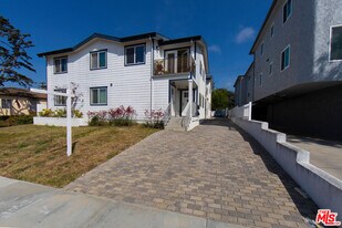 7834 1/2 Flight Ave in Los Angeles, CA - Building Photo