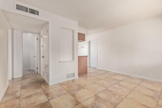 524 W Fairway Dr in Mesa, AZ - Building Photo - Building Photo