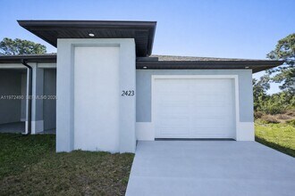2423 Milton Ave S in Lehigh Acres, FL - Foto de edificio - Building Photo