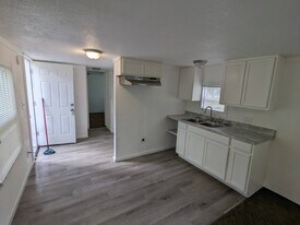 300 Royal Way in Tool, TX - Building Photo