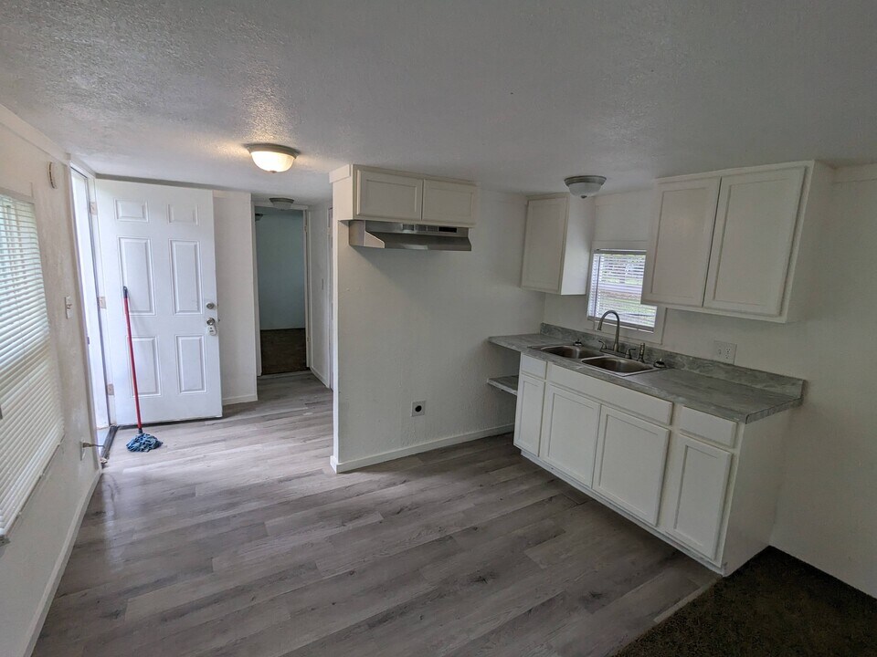 300 Royal Way in Tool, TX - Building Photo