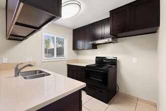 Melrose Manor Apartments - Riverside, CA in Riverside, CA - Foto de edificio - Building Photo