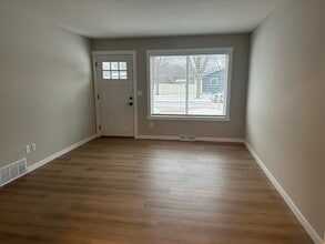 605 N Grove St in River Falls, WI - Foto de edificio - Building Photo