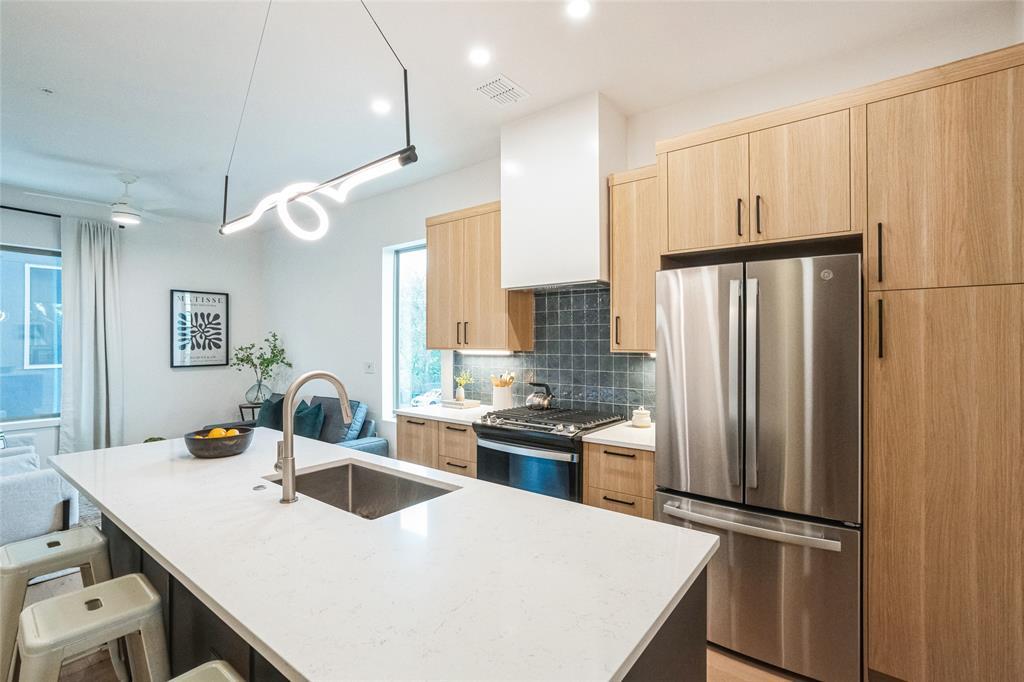 700 Denson Dr in Austin, TX - Building Photo