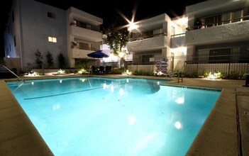 Blue North in Reseda, CA - Foto de edificio - Building Photo