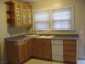 2345-2345 SE Pine St in Portland, OR - Foto de edificio - Building Photo