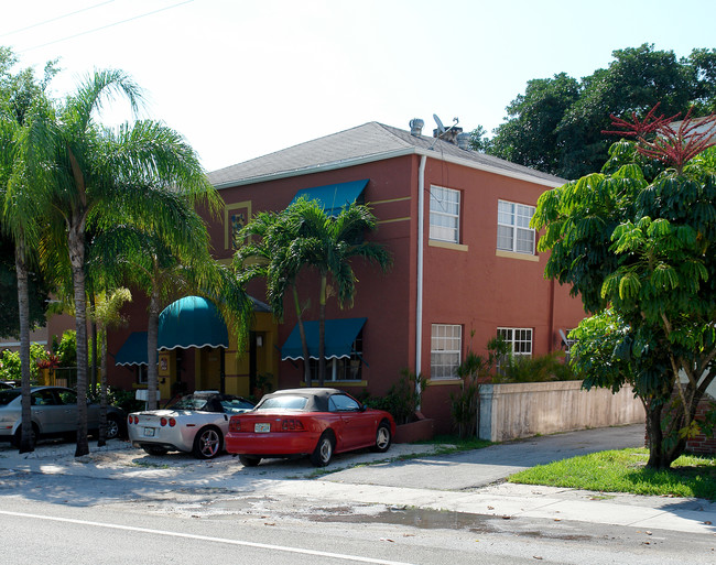 Raquel Apartments in Miami, FL - Foto de edificio - Building Photo